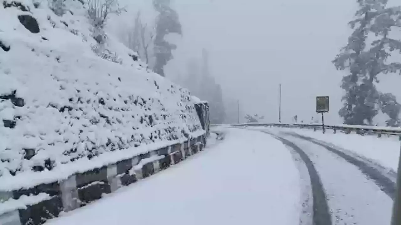 रोहतांग-पांगी समेत कई चोटियों पर हुआ हिमपात, कोकसर में सैलानियों ने लिया बर्फबारी का लुत्फ