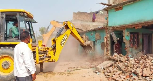 जोगीवाला क्षेत्र में चिह्नित किए गए अतिक्रमण पर शनिवार को प्रशासन का चला बुलडोजर