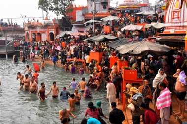 मकर संक्रांति स्नान पर्व पर धर्मनगरी हरिद्वार सहित उत्‍तराखंड के समस्‍त गंगा घाटों पर उमड़ी श्रद्धालुओं की भीड़