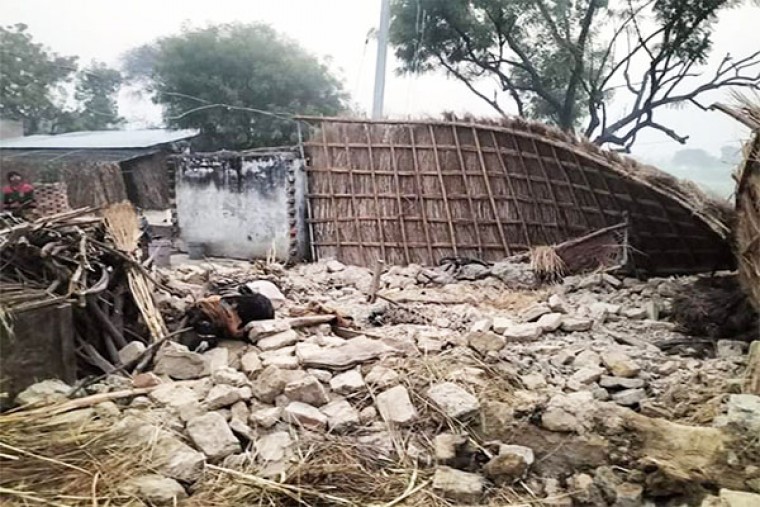 उत्तर प्रदेश के औरैया जिले में बड़ा हादसा, कच्ची दीवार गिरने से दंपती व बालक की मौत