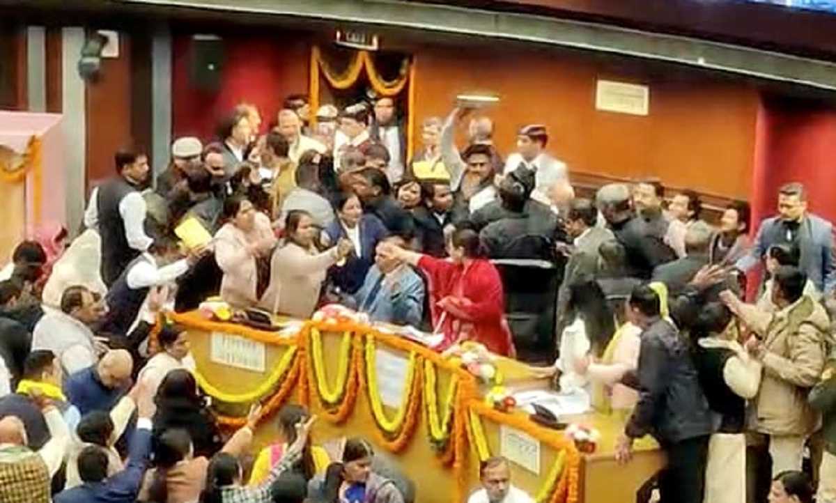 दिल्ली MCD मेयर चुनाव से पहले भारी हंगामा, आप और बीजेपी पार्षद आपस में ही भिड़े