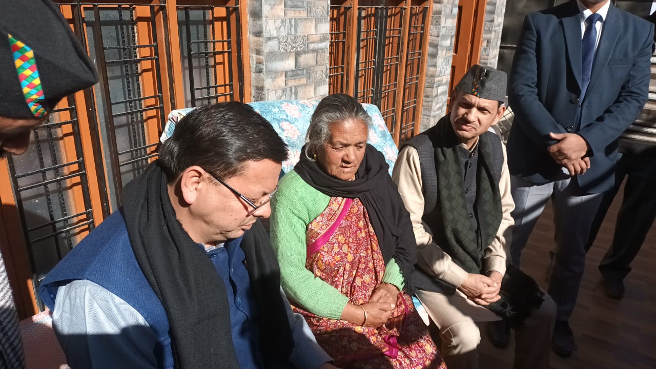 भू-धंसाव के संकट से घिरे जोशीमठ के प्रभावित परिवारों को आश्वस्त करने के लिए दूसरी बार ग्राउंड जीरो पर पहुंचे सीएम धामी