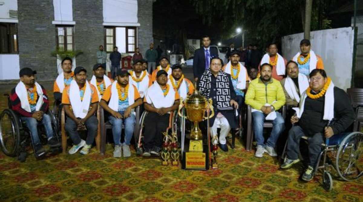 CM धामी से की व्हीलचेयर क्रिकेट टीम के खिलाड़ियों ने भेंट