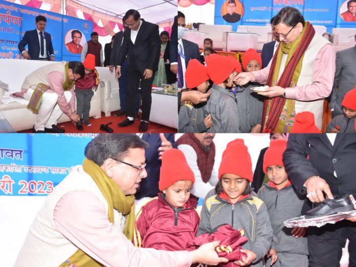 …जब नन्ही छात्रा के जूते का फीता बांधने के साथ सीएम ने अपने हाथों से खिलाया खाना, हर किसी को पसंद आया धाकड़ धामी का ये अंदाज