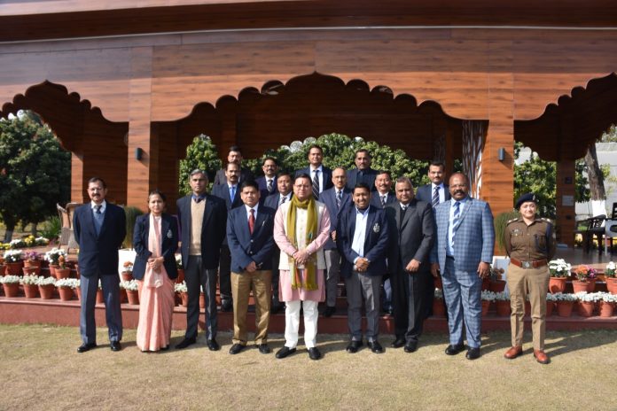 सीएम धामी से मिले भारतीय प्रशासनिक व पुलिस सेवा के वरिष्ठ अधिकारी