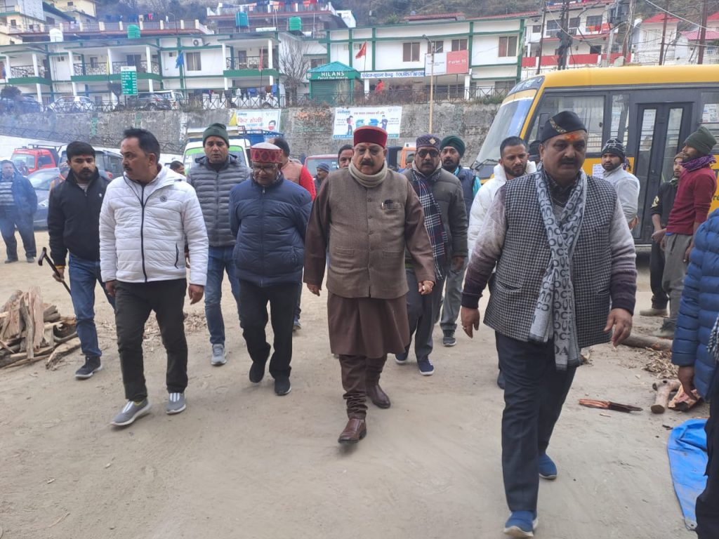 अधिकारी अनावश्यक कमरे न घेरे, जिनकी आवश्यकता वही रुकें- कैबिनेट मंत्री सतपाल महाराज