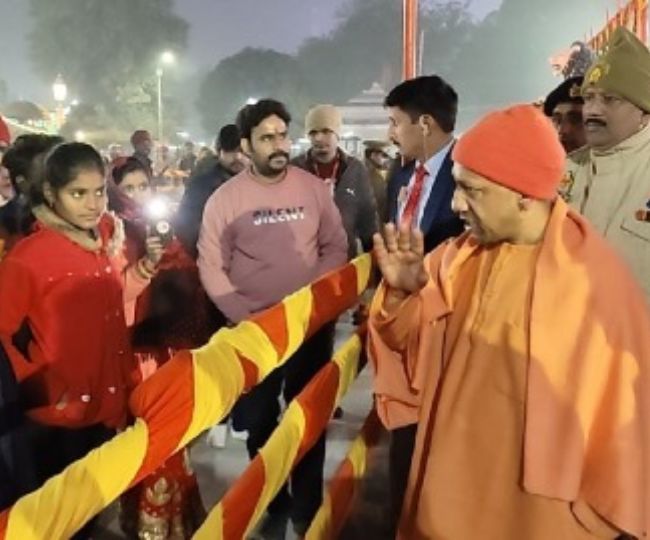 सीएम योगी आदित्यनाथ ने खिचड़ी मेला परिसर का निरीक्षण कर व्यवस्था देखी, बच्चों को पास बुलाकर किया दुलार