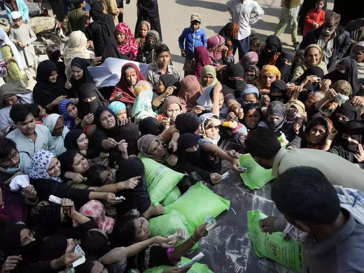 पाकिस्तान में आटे की किल्लत से मची भगदड़, अब तक दो की मौत