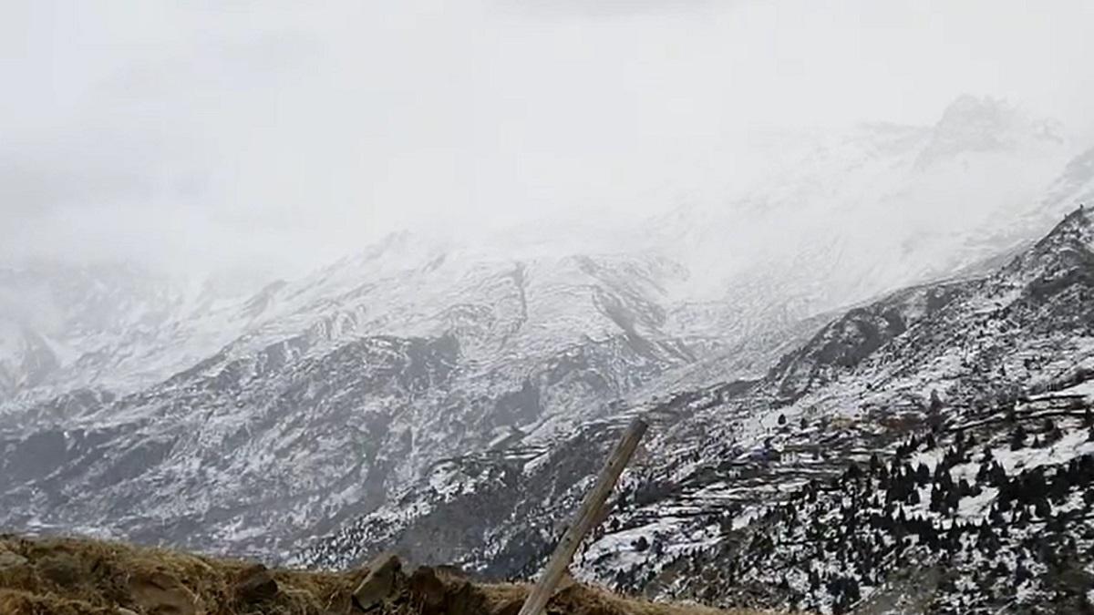 चांदी से चमचमाने लगी उत्तराखंड की वादियां, वाहनों में भरकर पहुंचने लगे सैलानी