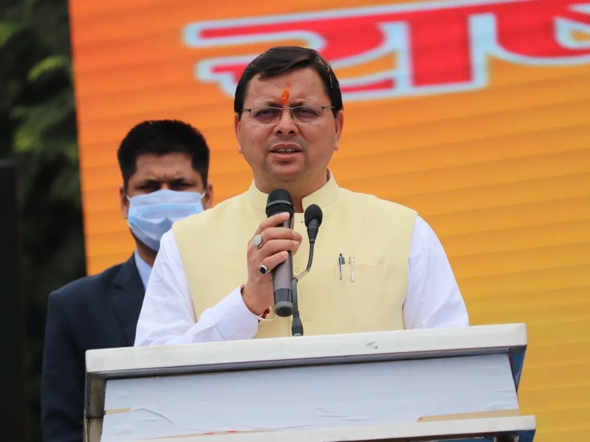 नेताजी सुभाष चंद्र बोस आवासीय छात्रावास के लोकार्पण मौके पर मुख्यमंत्री धामी ने स्कूली छात्राओं को सौगात दीं