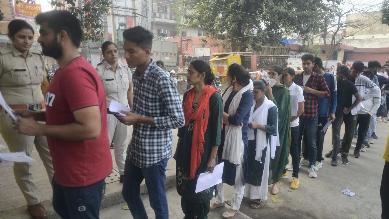 8 जनवरी को 200 मीटर दायरे में लागू रहेगी धारा 144, परीक्षा केन्द्रों पर लेखपाल भर्ती परीक्षा में सुरक्षा आदि के सम्बन्ध में डीएम और डीआइजी ने ली बैठक