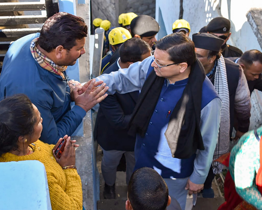 मुख्यमंत्री को अपने बीच पाकर प्रभावित उनसे लिपटकर फूट-फूटकर रो पड़े, कहा- राशन-कंबल की जरूरत नहीं, बस छत मिल जाए