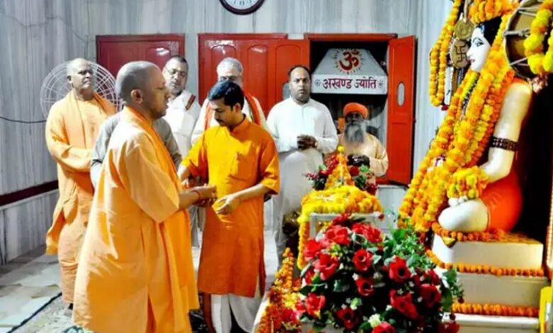 मुख्यमंत्री योगी ने लोककल्याण की कामना के साथ रुद्राभिषेक किया, जनता दर्शन में आए लोगों की समस्याओं को सुनकर न्याय के लिए आश्वस्त किया