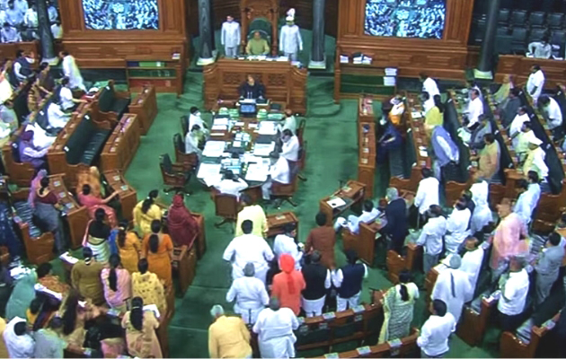 अदाणी समूह पर हिंडनबर्ग की रिपोर्ट को लेकर आज विपक्षी दल संसद भवन के बाहर प्रदर्शन