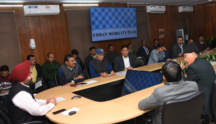 मुख्य सचिव बोले-‘नो पार्किंग जोन में गाड़ी खड़ी करने वालों का भी चालान किया जाए’