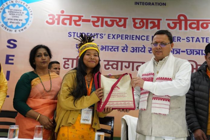 CM धामी से पूर्वोत्तर भारत से आये छात्रों के दल ने की मुलाक़ात