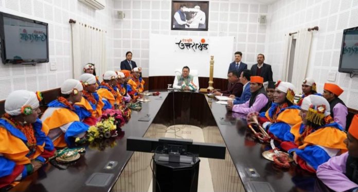CM धामी से उत्तराखण्ड की ‘मानसखण्ड’ झांकी के कलाकारों ने महानिदेशक सूचना बंशीधर तिवारी के नेतृत्व में भेंट की