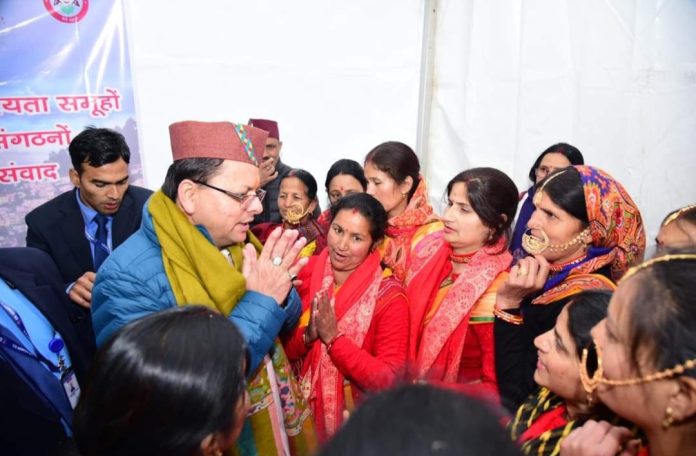 CM धामी ने पूर्व सैनिकों और शहीदों के परिजनों से मुलाक़ात की