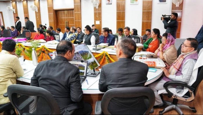 CM धामी ने जन प्रतिनिधियों एवं अधिकारियों के पीएम मोदी के ‘मन की बात’ कार्यक्रम को सुना