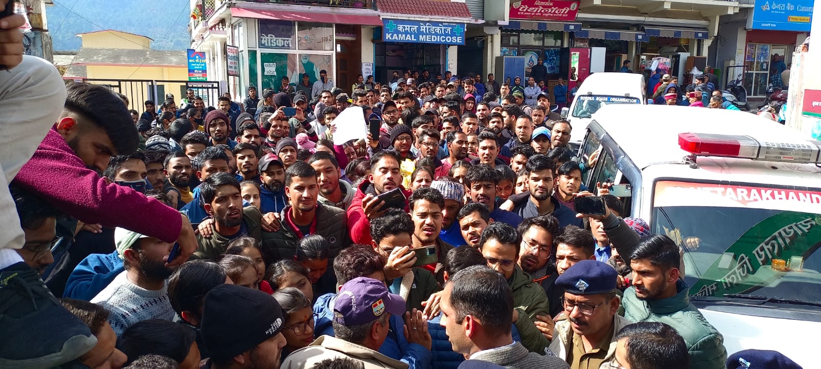 भर्ती धांधली के विरोध में देहरादून की सड़कों पर उतरे युवाओं का रोष जारी, सरकार के खिलाफ जमकर हो रही नारेबाजी