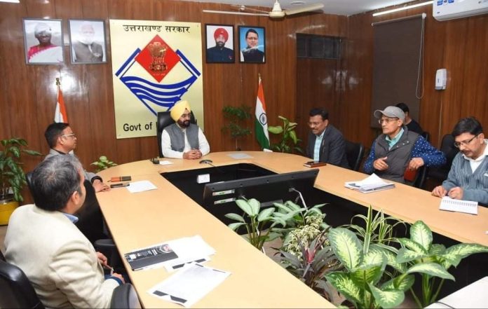 उत्तराखंड मे पहाड़ी जिलों में बनेंगीं छोटी-छोटी पार्किंग, मुख्य सचिव ने दिए निर्देश
