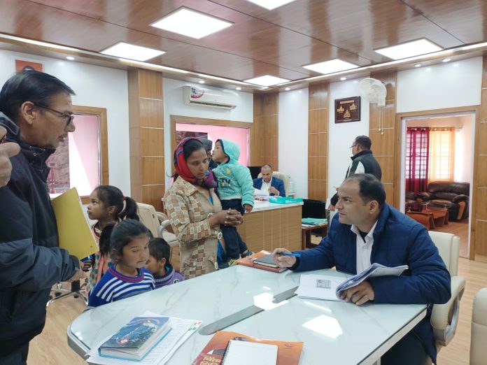 टिहरी डीएम ने जनता दरबार में अधिकारियों को दिए ये जरूरी निर्देश