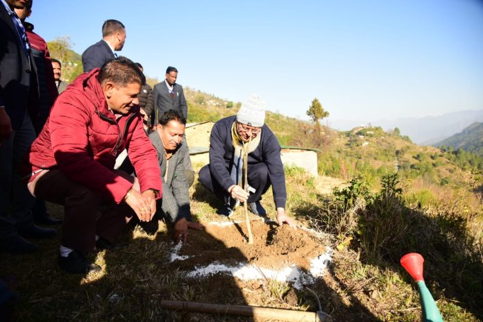 प्रातः काल भ्रमण पर निकले मुख्यमंत्री पुष्कर सिंह धामी,गांव वासियों से की मुलाकात