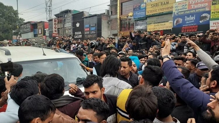 देहरादून में युवाओं ने जिलाधिकारी कार्यालय में बोला हल्ला, युवाओं ने धरने पर बैठ सरकार के खिलाफ नारेबाजी शुरू की