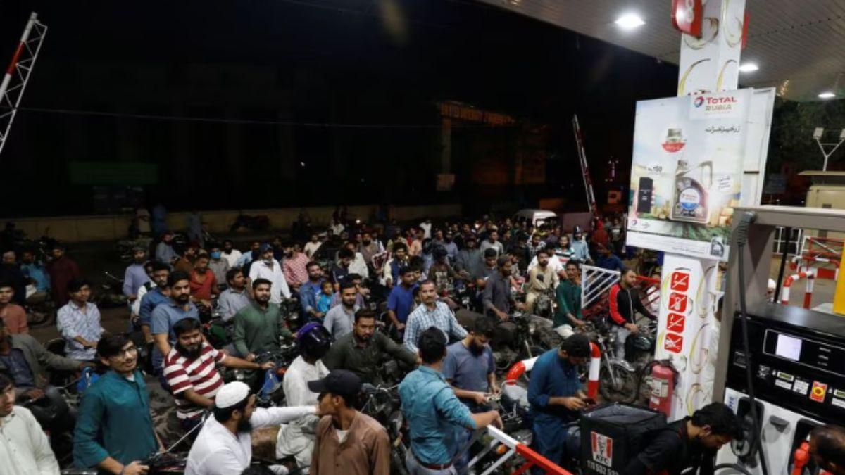 कैसे बचेगा पाकिस्तान? 23 रुपये महंगा हो गया पेट्रोल, अब 272 रुपये में एक लीटर