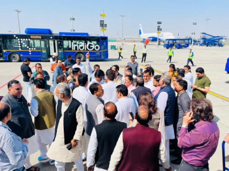 पुलिस ने पवन खेड़ा को रायपुर जाने से एयरपोर्ट पर रोका,धरने पर बैठे कांग्रेस नेता