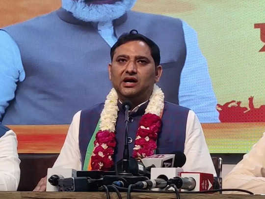 AAP को बड़ा झटका, स्टैंडिंग कमेटी के चुनाव से पहले पार्षद पवन सहरावत BJP में शामिल