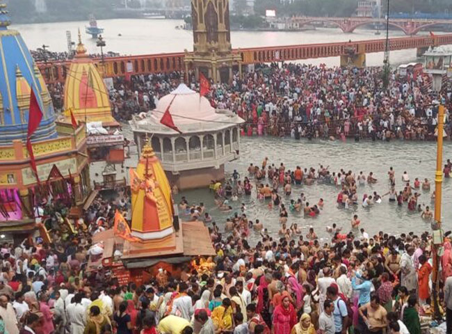 हरकी पैड़ी पर सोमवती अमावस्या के स्नान के लिए उमड़ी श्रद्धालुओं की भीड़, सुरक्षा के पुख्ता इंतजाम