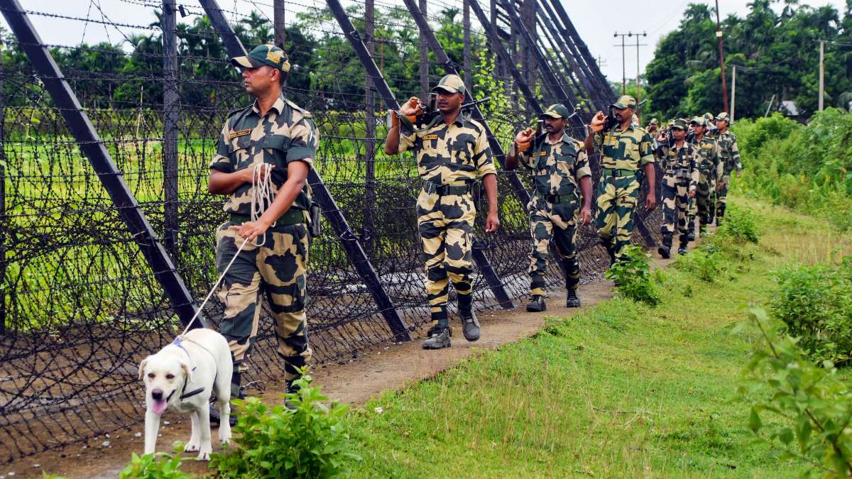 इंडो-बांग्लादेश अंतरराष्ट्रीय सीमा पर BSF जवानों पर हमला, हथियार लूटे