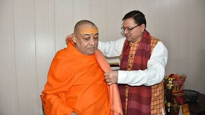 CM धामी पहुंचे हरिद्वार,शंकराचार्य राजराजेश्वराश्रम से मुलाकात कर लिया आशीर्वाद