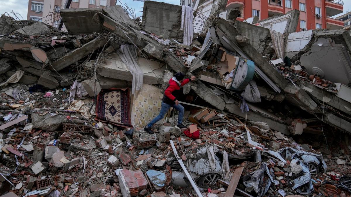 मलबे में दबी कई जिंदगियां, फोटोज में देखें भयानक मंजर