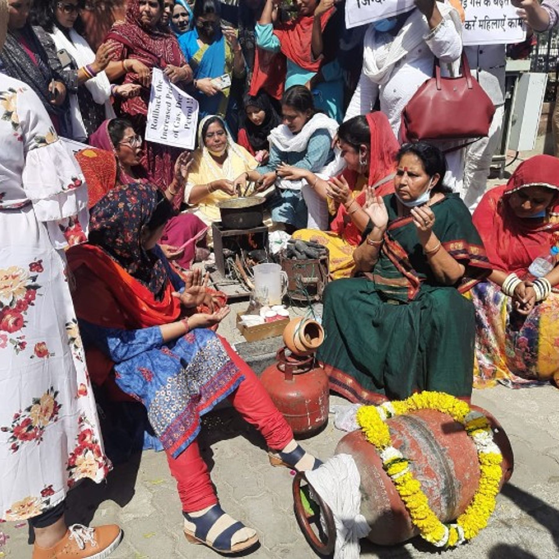 गैस सिलेंडरों के दामों में बढ़ोतरी पर आक्रोश, महिला कांग्रेस ने सड़क पर चूल्हा जलाकर सेंकी रोटियां