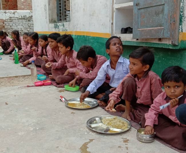 बिहार के शिक्षा विभाग के अधिकारियों की लापरवाही, अधिकारियों की अनदेखी के कारण स्कूल के 800 बच्चे मिड डे मिल से वंचित