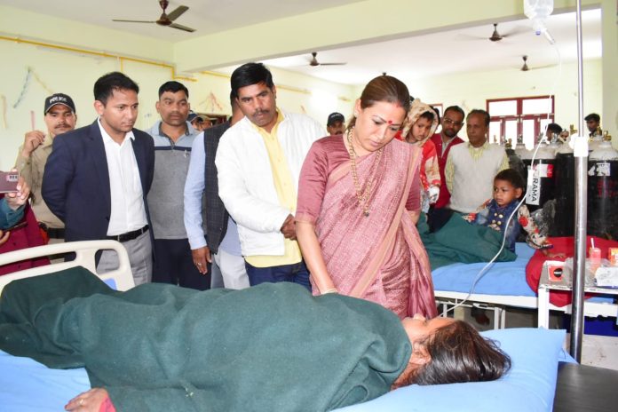 प्रभारी मंत्री रेखा आर्या पहुंची टनकपुर उपजिला चिकित्सालय,सड़क हादसे में घायल श्रद्धालुओं का जाना हालचाल