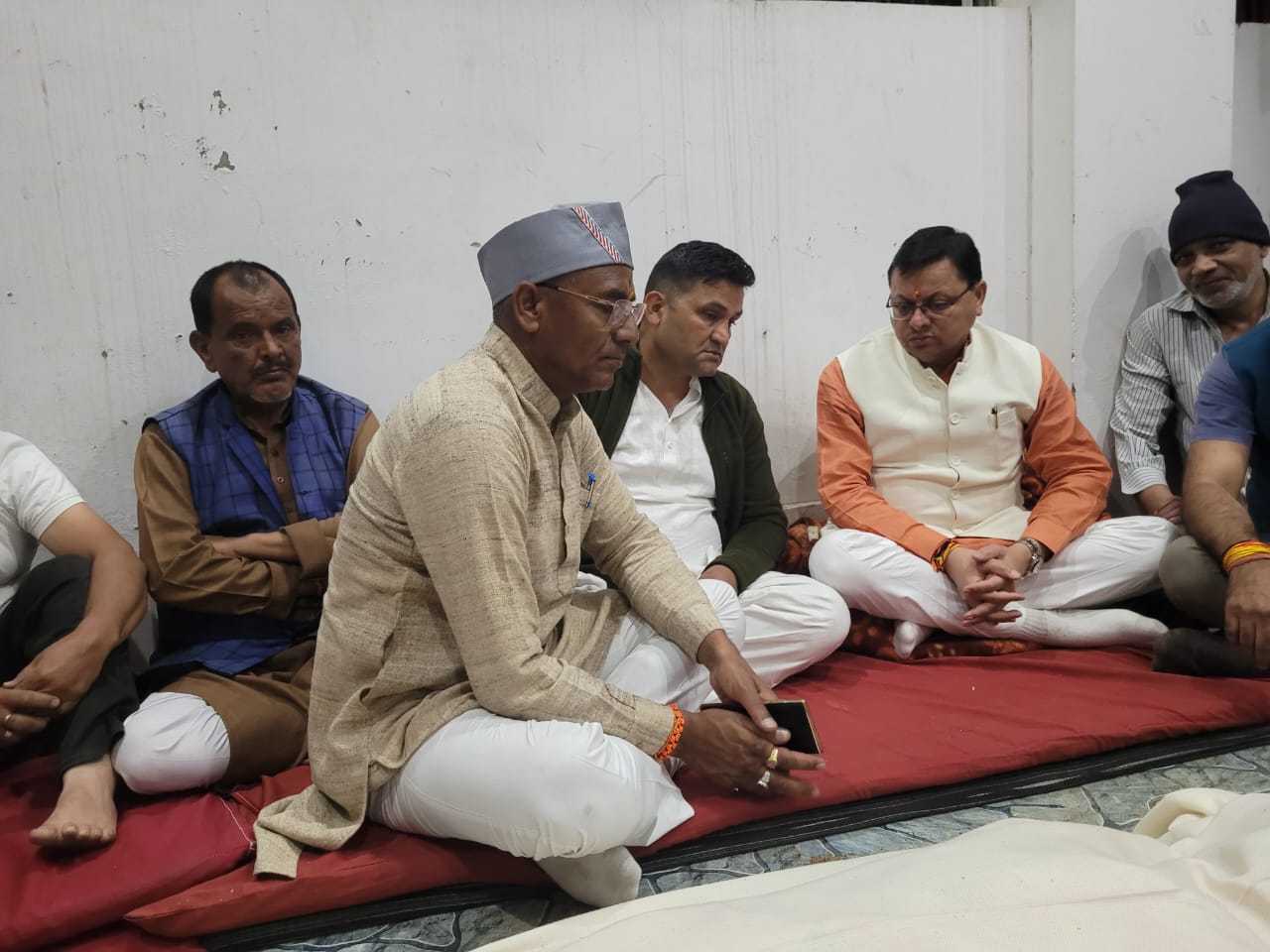 विधायक राम सिंह कैड़ा के पिता का निधन, सूचना मिलने पर सीएम धामी शोक व्यक्त करने विधायक के आवास पहुंचे