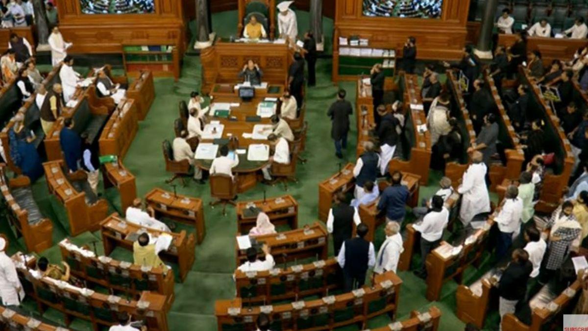 काले कपड़े पहन सदन में पहुंची सोनिया, खड़गे और सभी कांग्रेसी, बोले- लोकतंत्र के लिए लड़ते रहेंगे