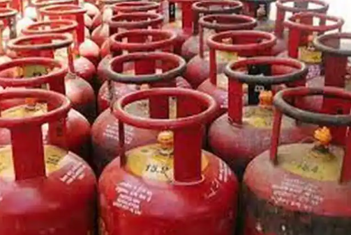 होली से पहले महंगाई का झटका; कॉमर्शियल सिलेंडर के भी बढ़े दाम
