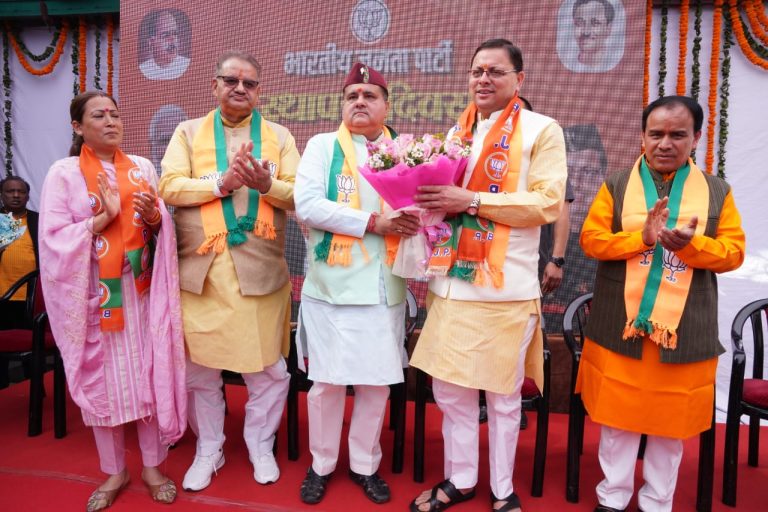 CM धामी ने भाजपा के स्थापना दिवस के अवसर पर ध्वजारोहण कार्यक्रम में प्रतिभाग किया