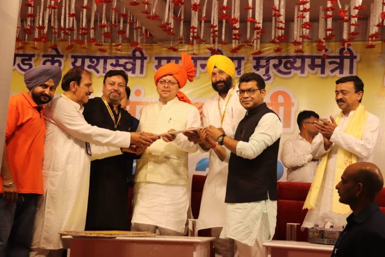 CM धामी पहुंचे खटीमा,नोजगे पब्लिक स्कूल में उत्तरांचल पंजाबी महासभा द्वारा आयोजित वैशाखी मेले का दीप जलाकर शुभारंभ किया