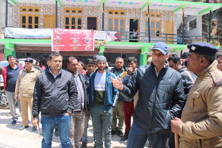 DM ने यमुनोत्री धाम का स्थलीय निरीक्षण कर अधिकारियों को दिए जरूरी निर्देश