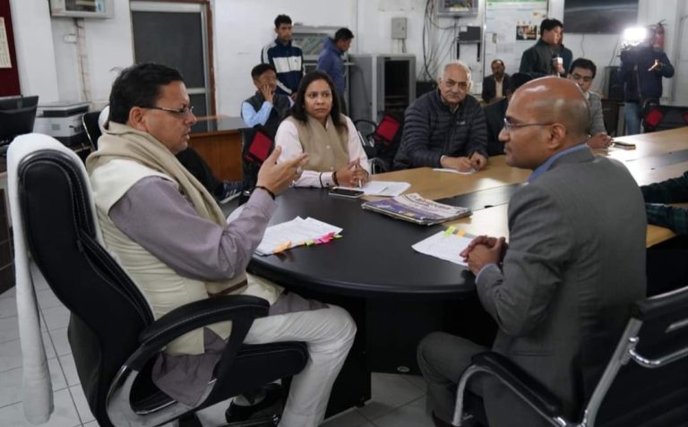CM धामी ने सचिवालय स्थित आपदा प्रबंधन केंद्र पहुँच वर्षा से उत्पन्न स्थिति की समीक्षा की