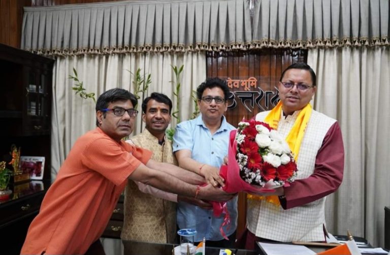 CM धामी से उत्तराखण्ड चारधाम तीर्थपुरोहित महापंचायत के सदस्यों ने की भेंट
