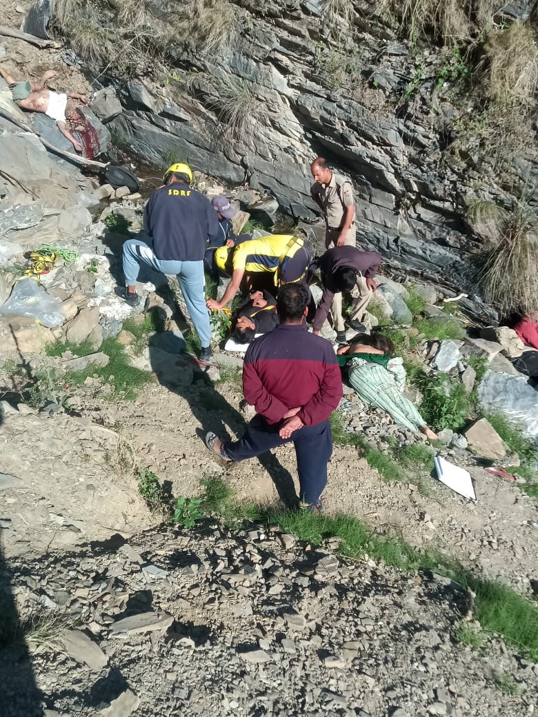 कालसी-चकराता मार्ग पर हुआ दर्दनाक हादसा, 200 मीटर गहरी खाई में गिरी कार, तीन लोगों की मौके पर मौत