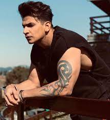 पंजाबी सिंगर प्रिंस नरूला के कार्यक्रम में मचा हंगामा, बाथरूम में छिपकर बचाई जान