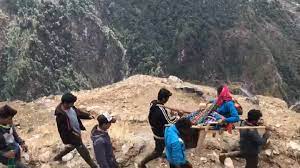 खोखले दावों की पोल खोलती तस्वीर: कंधों पर बैठाकर 10 किमी चल बीमार बुजुर्गमहिला को पहुंचाया अस्पताल, यह है ‘उत्तराखंड’ का हाल