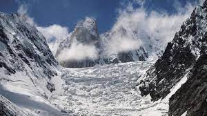 भारी हिमपात से धारचूला में टूटा खनला ग्लेशियर, कई वाहन फंसे